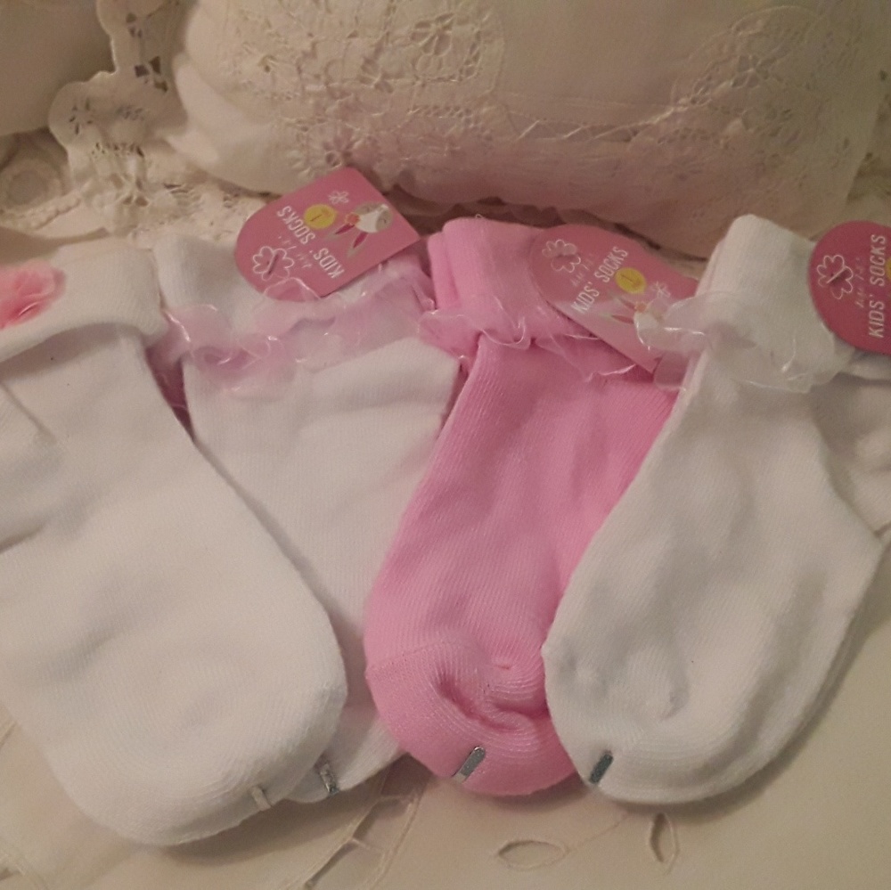 NWT 4 PAIRS OF  GIRLS DRESS SOCKS, SIZE 7 - 8.5 - Picture 5 of 5